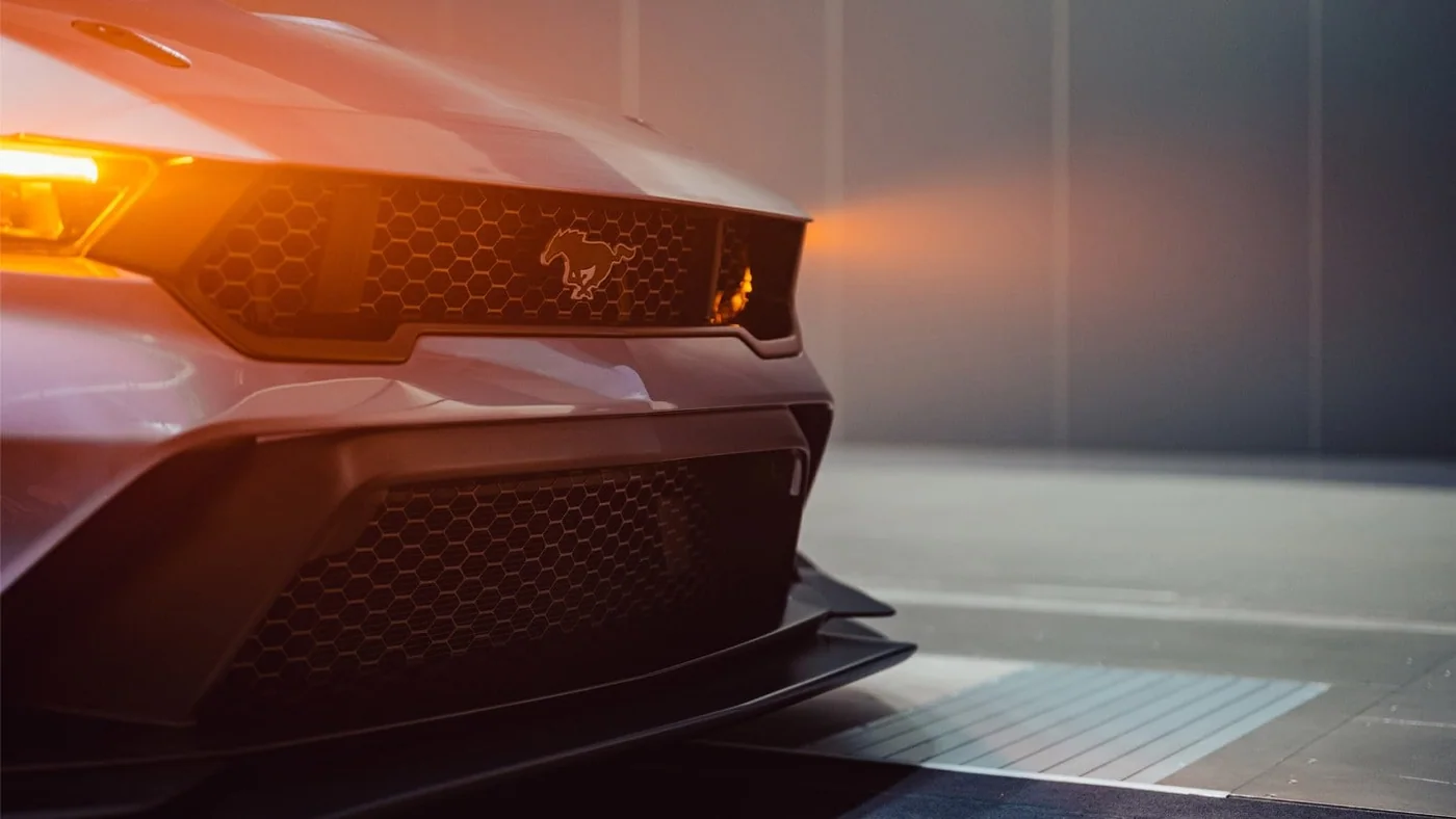 Ford Mustang GT Cabrio v barvách autopůjčovny Vratislav Krois