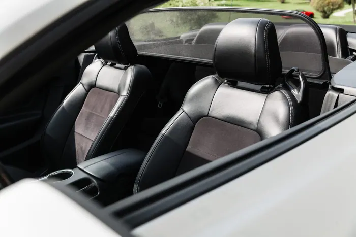Interiér bílého Fordu Mustang GT Cabrio se staženou střechou