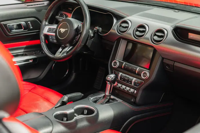 Volant a středová konzole Fordu Mustang GT s červeným interiérem