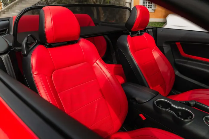 Červená kožená sedadla v kabrioletu Ford Mustang GT