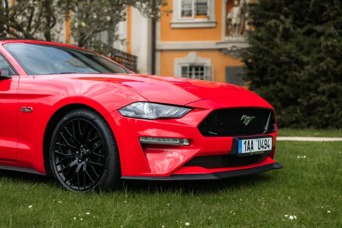 Přední partie červeného Fordu Mustang GT Cabrio zblízka