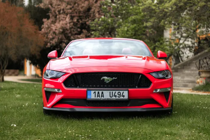 Červený Ford Mustang GT Cabrio zepředu