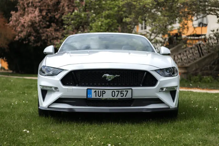 Bílý Ford Mustang GT Cabrio zepředu