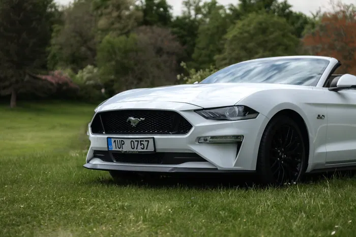 Bílý Ford Mustang GT Cabrio z bočního pohledu