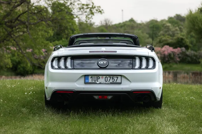 Bílý Ford Mustang GT Cabrio zezadu