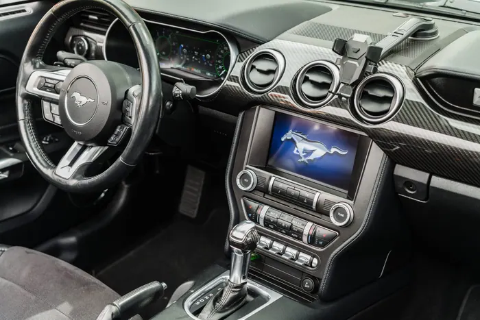 Volant a přístrojová deska Fordu Mustang GT